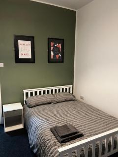 ResiLets - Plessey Road House, Large, Modern Home - 5