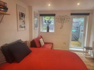 121 Studio - Central Studio Apartment, Terrace & Full Kitchen - Airport & Train Shuttle - Bishops Stortford - 8