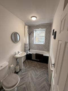 ResiLets - Front Street East Apartment - 6
