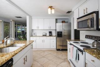 Siesta Sol Art Bungalow- 2 miles to Siesta Key! - Sarasota - 4