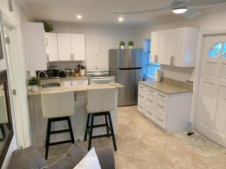 Sunny and Bright South Cottage - Quiet and Central - Fort Lauderdale - 8