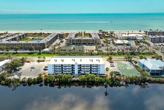 Beachy bayfront condo on Sanibel island Minutes to beach Sandpebble 4E - Sanibel - 0