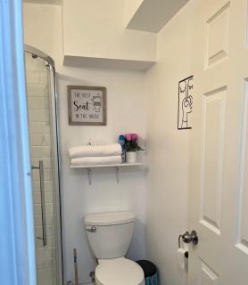 1st Floor Separate Entrance Bachelor-Studio Apartment Near Hamilton Airport, Mohawk College, St Josephs Hospital - Hamilton - 3