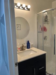 1st Floor Separate Entrance Bachelor-Studio Apartment Near Hamilton Airport, Mohawk College, St Josephs Hospital - Hamilton - 4