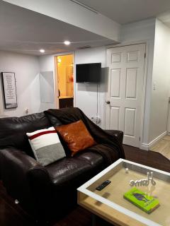 1st Floor Separate Entrance Bachelor-Studio Apartment Near Hamilton Airport, Mohawk College, St Josephs Hospital - Hamilton - 5