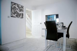 TMS Chic 3BDR house! Colchester! - - 2