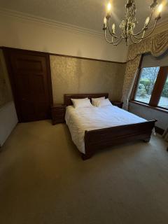 Luxury 5 Bedroom Property in West End - 9