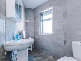 Sleeps 10-5 Beds-Parking-Spacious-Free WiFi - 5