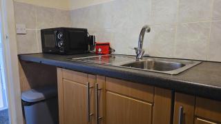 Comfy Entire Apartment with Free Parking in Bury Town - Bury - 4