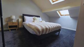 Comfy Entire Apartment with Free Parking in Bury Town - Bury - 3