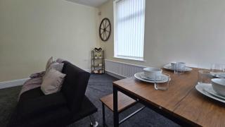 Comfy Entire Apartment with Free Parking in Bury Town - Bury - 1