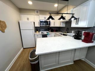 Pretty in Pink 2BR Retreat, 8 Min from DFW Airport - Irving - 8