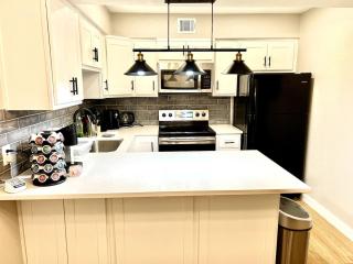 Cowboy Retreat Stylish 2BR, 8 Min from DFW Airport - Irving - 8