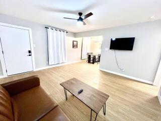 Cowboy Retreat Stylish 2BR, 8 Min from DFW Airport - Irving - 4
