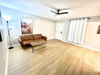 Cowboy Retreat Stylish 2BR, 8 Min from DFW Airport - Irving - 2