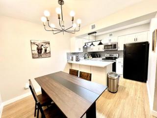 Cowboy Retreat Stylish 2BR, 8 Min from DFW Airport - Irving - 1
