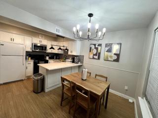 Hidden Gem - Remodeled 2BR, 8 Min to DFW Airport - Irving - 0