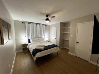 Hidden Gem - Remodeled 2BR, 8 Min to DFW Airport - Irving - 8