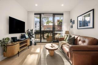 Peaceful Escape with King Bed, Parking and Walk to CBD! - Melbourne - 6