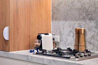 Peaceful Escape with King Bed, Parking and Walk to CBD! - Melbourne - 4