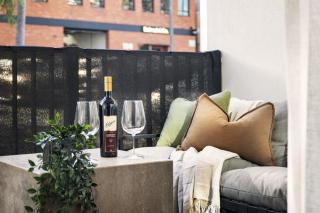 Peaceful Escape with King Bed, Parking and Walk to CBD! - Melbourne - 2