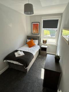 3-Bed Apartment Central Greenock - Greenock - 2