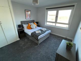 3-Bed Apartment Central Greenock - 7