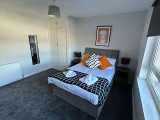 3-Bed Apartment Central Greenock - Greenock - 8