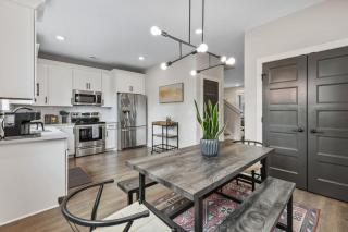 Luxe Home with Gated Parking Private Balcony and 4 miles to Downtown - 6