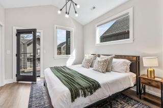 Luxe Home with Gated Parking Private Balcony and 4 miles to Downtown - Nashville - 7