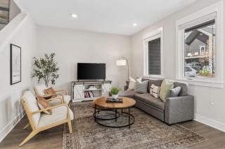 Luxe Home with Gated Parking Private Balcony and 4 miles to Downtown - Nashville - 2