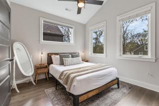 Luxe Home with Gated Parking Private Balcony and 4 miles to Downtown - Nashville - 3