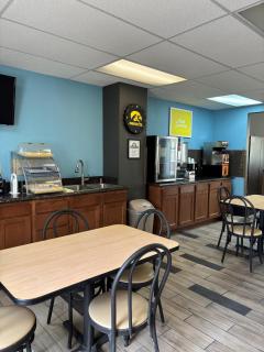 Days Inn by Wyndham West Branch Iowa City Area - West Branch - 2