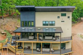 Beaver Lake Retreat with Hot Tub & Game Room - 0