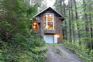 Snowline Cabin 25 A country-style pet friendly cabin with hot tub and wifi - 0