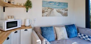 The Gatwick Cabin With Airport Parking Available - 8