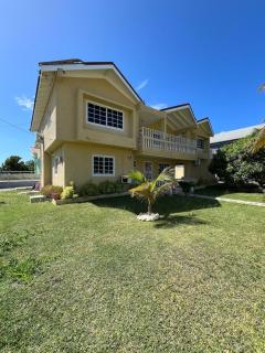 Ocho Rios Holiday Home - - 2
