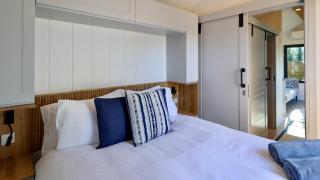 The Gatwick Cabin With Airport Parking Available - 1