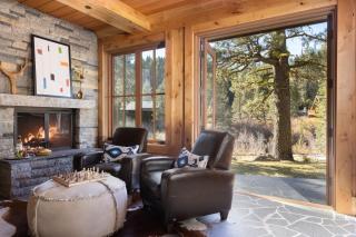 Hunter by AvantStay Riverfront Cabin w Prvt Cottage 5Mins from Palisades - Olympic Valley - 2