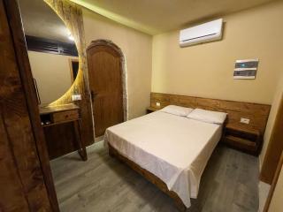 Bella Guesthouse with Garden, Pool & Jacuzzi - - 9