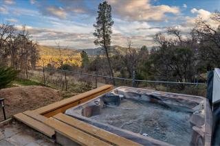 New Big Sky Cabin at Yosemite w/ VIEWS, hot tub, firepit, and more - 9