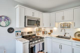 8 Mi to Lake Michigan Creative Retreat with Deck! - - 4