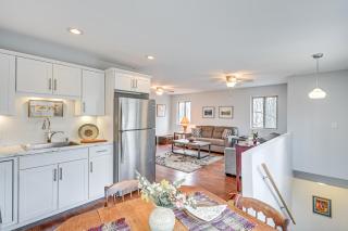 8 Mi to Lake Michigan Creative Retreat with Deck! - - 2