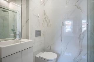 Belo Quarto com WC Privativo - Lissabon - 2