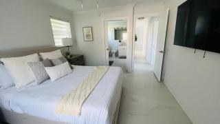 Remodeled Palm Haven Escape, Movie Room, Backyard - 3