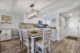 Lagoon Landing 202- Beautifully decorated condo with balcony & pool steps to beach & lagoon - Gulf Shores - 4
