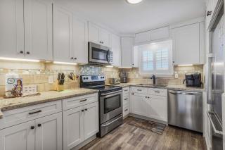 Lagoon Landing 202- Beautifully decorated condo with balcony & pool steps to beach & lagoon - Gulf Shores - 2