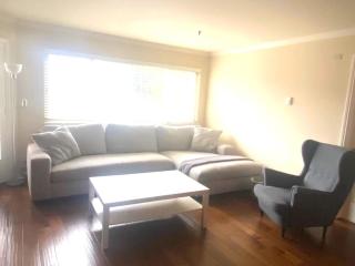Spacious 2 Bedroom Apartment - Burlingame - 2