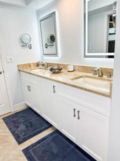 LE BLEU Charming Poolside Retreat - Bonita Springs - 8