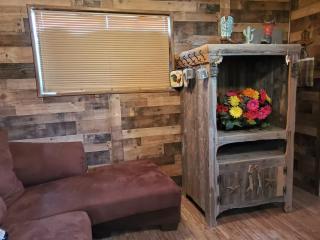 Cozy Ranch Cabin - - 4